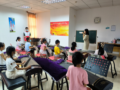 圖3:古箏老師正在講授樂理基礎(chǔ)知識.jpg