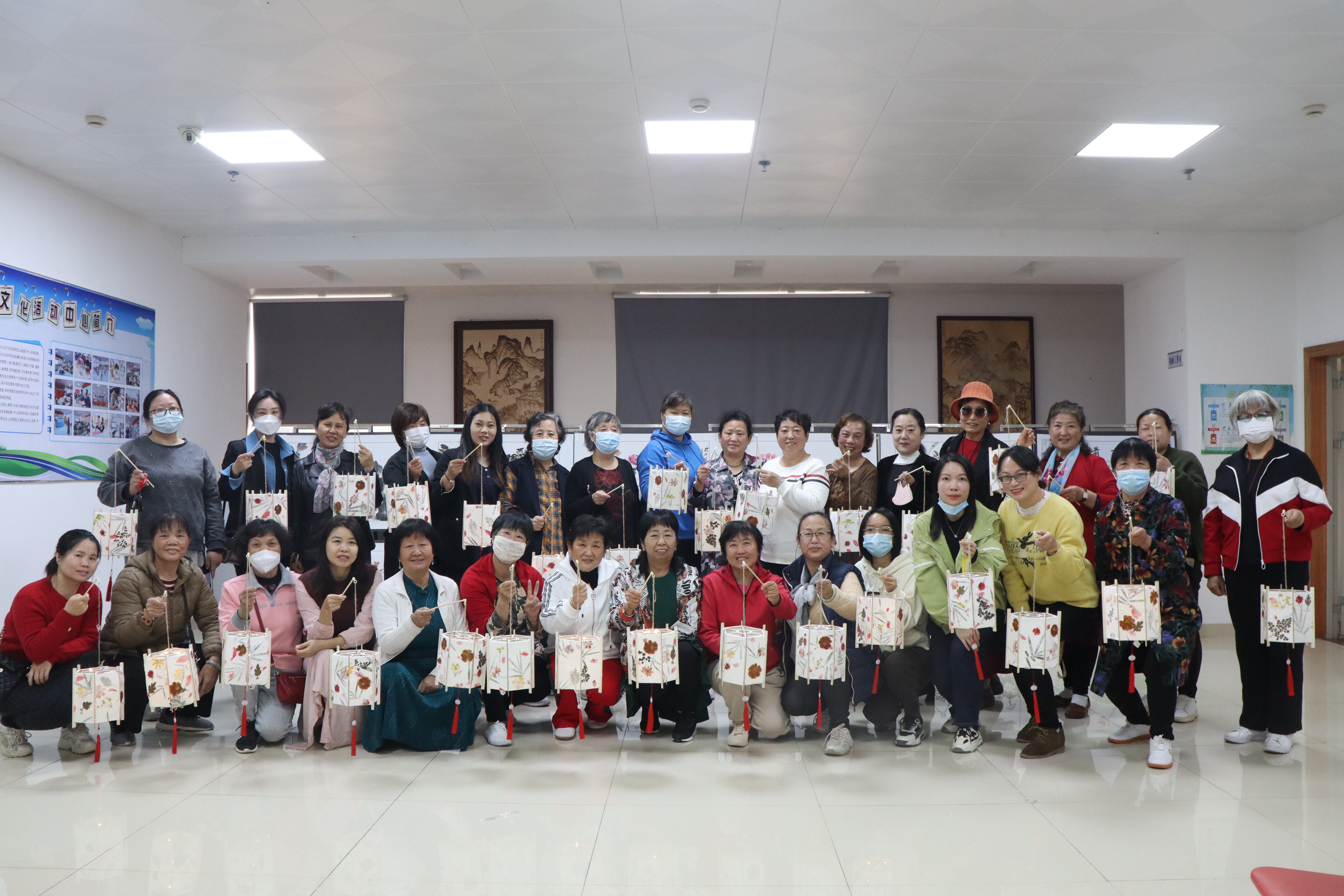 圖1：宮燈貼花DIY活動合影.JPG