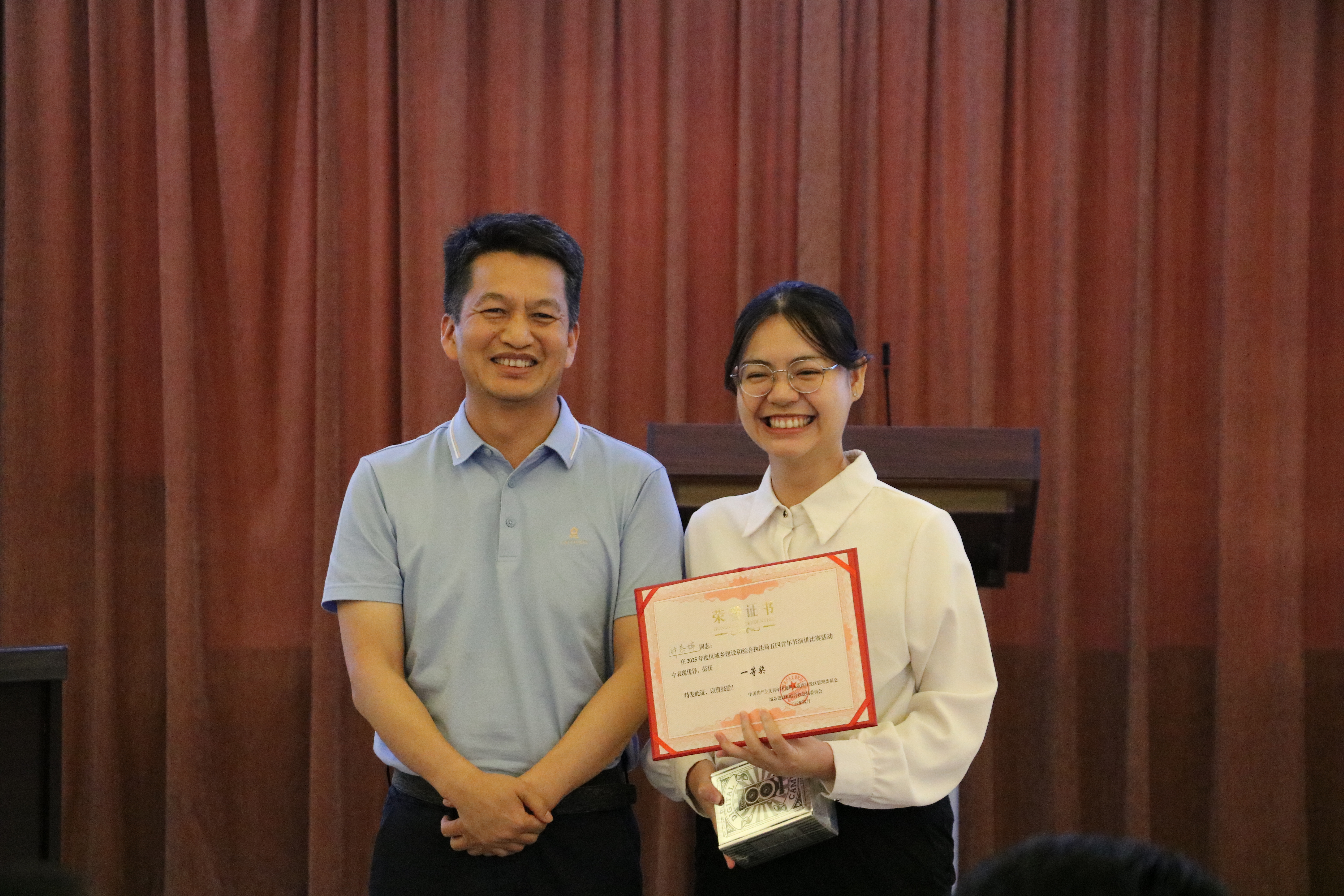 區(qū)城建局副局長(zhǎng)林華桂與演講比賽一等獎(jiǎng)選手鐘恭婷合影.JPG